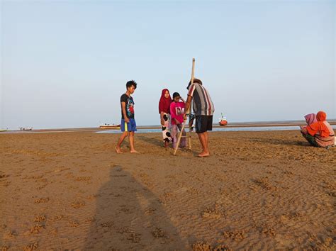 Mencari Kerang Kepah Di Pesisir Pantai Selatan Sampang Saat Air Surut