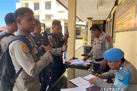 Polres Sorong Periksa Senjata Api Milik Anggota Pastikan Terawat Baik