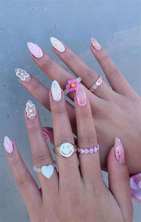 Your Nails Deserve These Floral Designs White Flower Outline Nails In