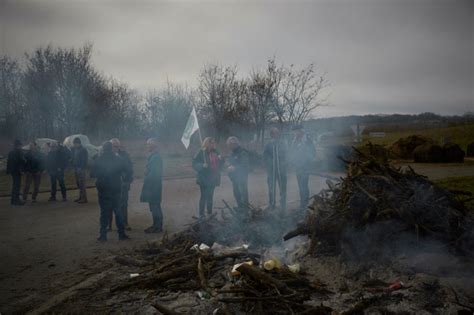 Galerie foto Fermierii francezi au început să blocheze intrările în