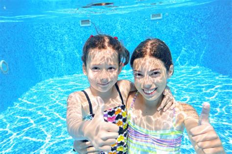 Kinder Schwimmen Im Unterwasser Pool Glückliche Aktive Mädchen Haben