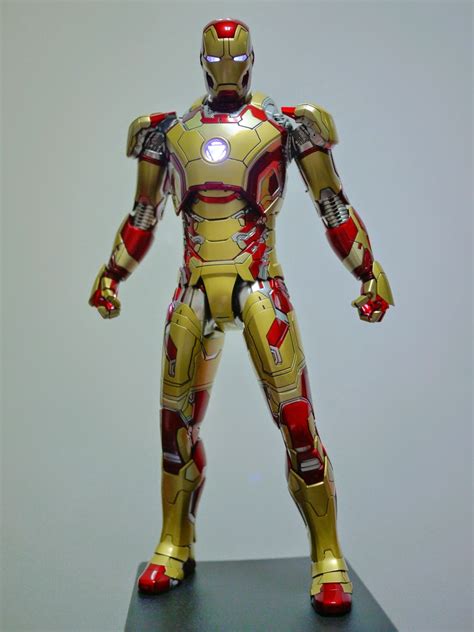 Product Review Pictorial Review Of Iron Man Mark XLII From Hot Toys