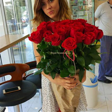 Купить 21 красную метровую розу с доставкой по городу Днепр в Royal-Flowers