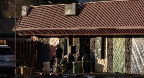 Sospechoso de tiroteo en bar gay de Colorado hace su primera aparición en la corte casi