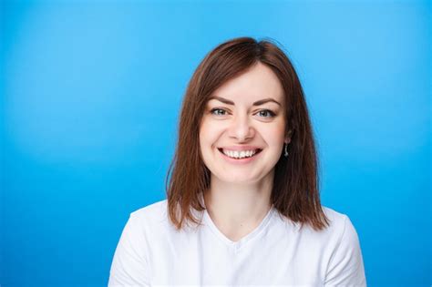 Premium Photo Positive Brunette Woman Smiling