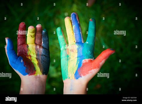 Happy child paint hands Banque de photographies et dimages à haute