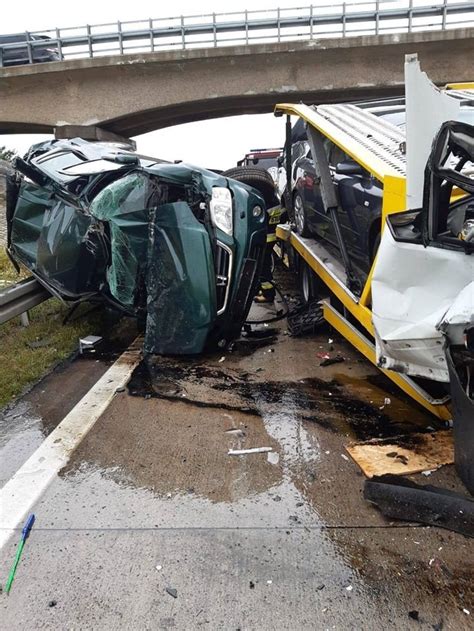 Galeria Wypadek na A4 bus laweta zderzyła się z ciężarówką