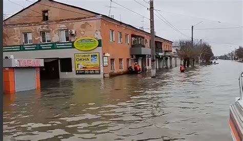 Redak primer demonstracija u Rusiji zbog poplava duž reke Ural kod