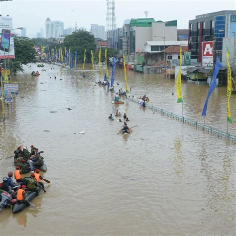 More Than 10000 Indonesians Displaced By Deadly Floods In Capital