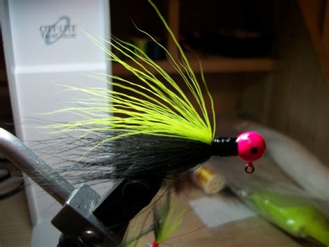 Tying hair jigs