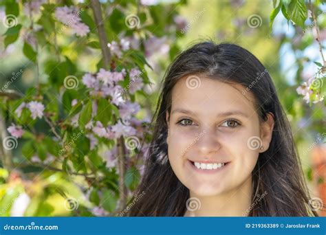 Jeune Fille Souriante Pose Devant Un Sakura En Fleurs Image Stock Image Du Gens Pose 219363389