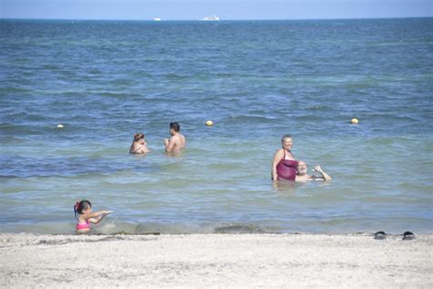 Familias Se Refrescan Del Intenso Calor En Playa Del Ni O Quadratin