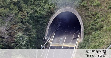 山陽道のトンネルでトラックが炎上、多重事故で8人負傷し通行止めも 兵庫県 ：朝日新聞デジタル