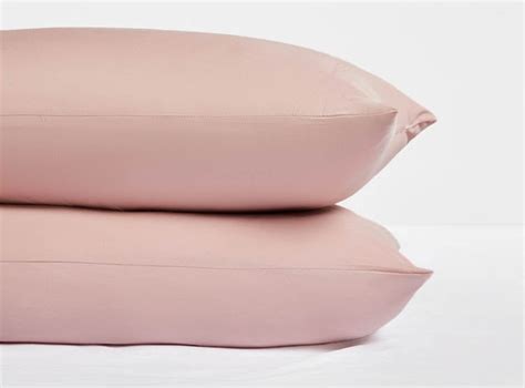 Ripley FUNDA DE ALMOHADA CUBREPLUMON RIPLEY HOME 50X90CM LISO PALO ROSA