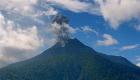 Gunung Lewotobi Laki Laki Kembali Erupsi Letusan 700 Meter Di Atas Puncak