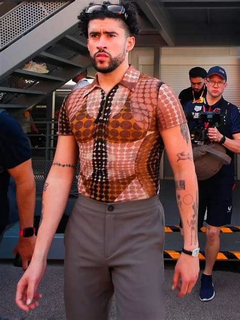 Bad Bunny rompiendo los estereotipos apareció con top de bikini en la Fórmula Infobae