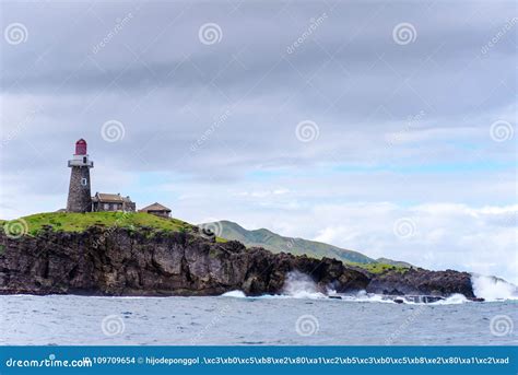 Faro De Sabtang Que Afronta La Orilla En Batanes Filipinas Foto De Archivo Imagen De Cubo