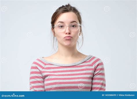 Labios Que Ponen Mala Cara De La Mujer Joven Haciendo La Cara Del Pato