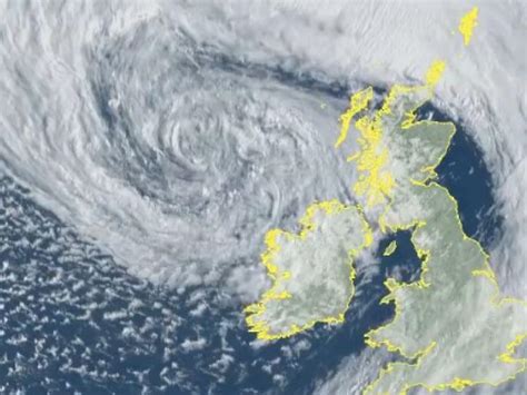 Met Éireann extends weather warning as 100 km stormy winds hit Ireland ...