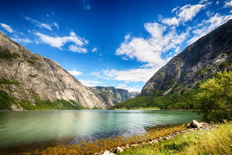 Norwegische Fjordlandschaft am Simadalsvegen nordöstlich von Eidfjord