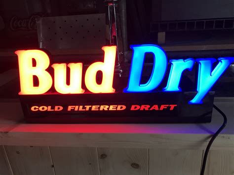 Originele Amerikaanse Bud Dry Neon – Bertuzz Bar Shop