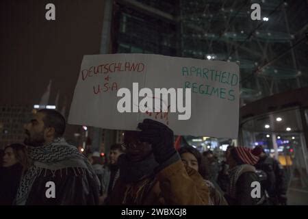 Hunderte palästinensischer Demonstranten trafen sich am 12 Januar 2024