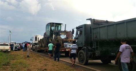 G1 Manifestantes fecham via no Acre contra reintegração de posse