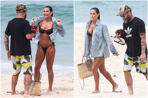 Bumbum Empinado De Deborah Secco Rouba A Cena Em Praia