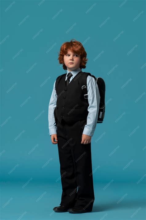 Портрет мальчика-студента в школьной форме | Бесплатно Фото