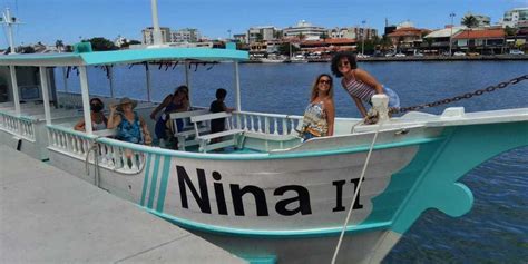 Barco De Transporte Entre O Centro E A Gamboa Em Cabo Frio Volta A