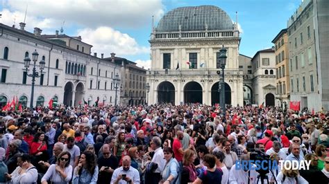 Brescia I Cittadini Affollano Piazza Loggia In Occasione Del