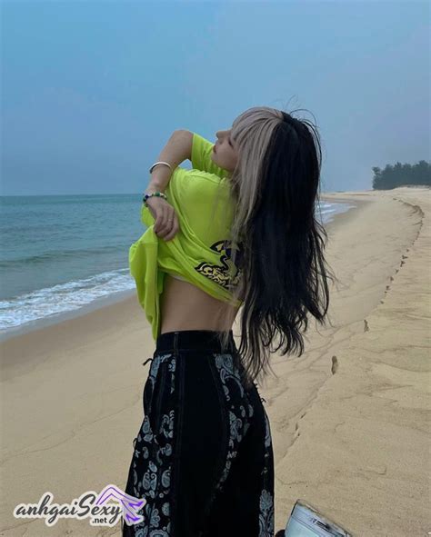9 Hot Sexy Bui Thao Ly Bikini Pics