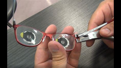 Atelier de l opticien montage d une lunette cerclée à la cote YouTube