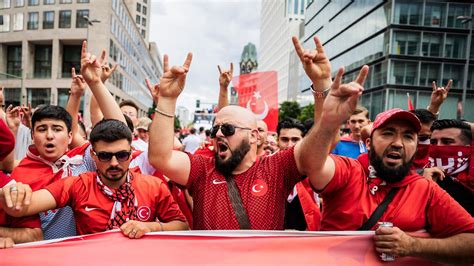 Türkei Fans schocken mit tausendfachem Wolfsgruß im Olympiastadion in