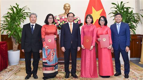 Minister Of Foreign Affairs Bui Thanh Son Awarded The Decision To