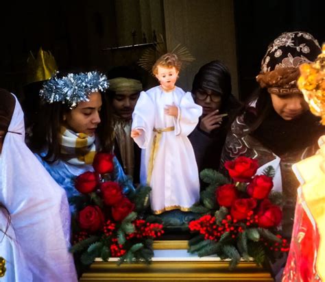 Parrocchia Sant Antonio bambini in processione con l immagine di Gesù