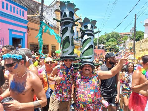 Amigos Reproduzem Escultura De Brennand No Marco Zero Em Fantasia Para