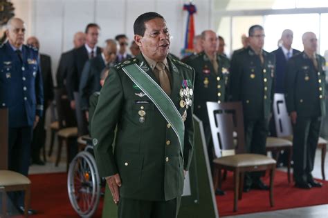 Sob gritos de mito Bolsonaro anuncia general Mourão como vice 05