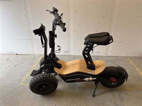 Three-wheel electric moped for golf courses, Ecoglider by Velocifero ...