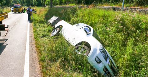 Unfall bei Königsbach Stein Autos landen im Straßengraben neue