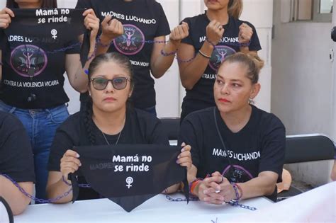 Mujeres se encadenan en Jalisco para exigir aprobación de ley contra