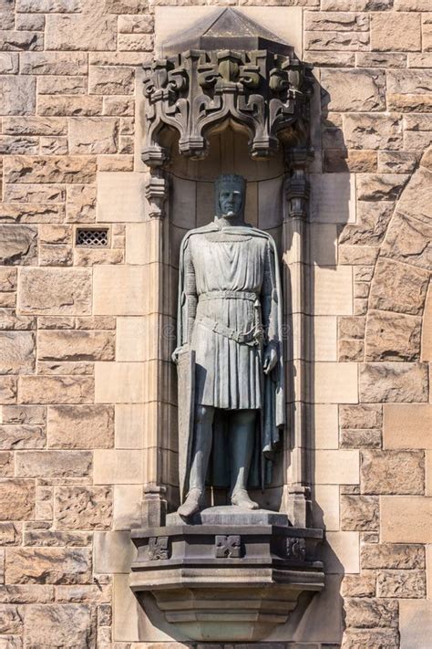 Robert the Bruce Statue on Castle Gatehouse, Edinburgh, Scotlan Stock ...