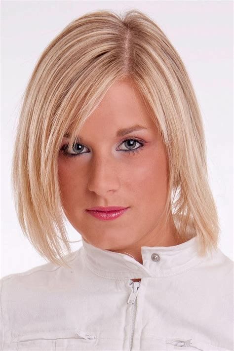 Blonder A Line Bob Mit Seitenscheitel Bob Frisuren Kurz Und