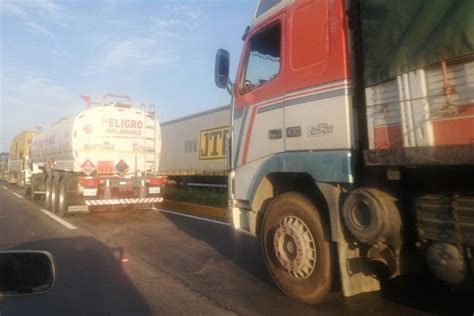 Paro C Vicos De Montero Y Portachuelo Bloquean La Carretera Al Norte