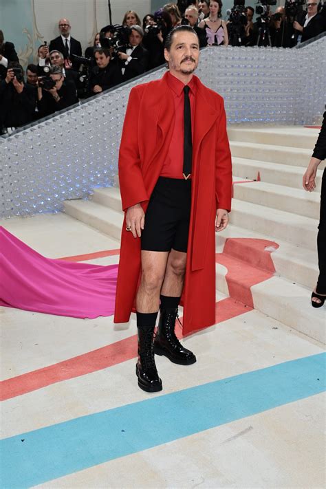 Pedro Pascal Llega A La Met Gala 2023 Con Un Abrigo Rojo De Valentino Vogue