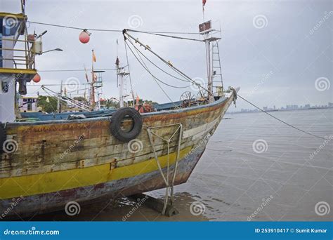 Barcos De Pesca De Madera Tradicionales Indios En El Mar Imagen De