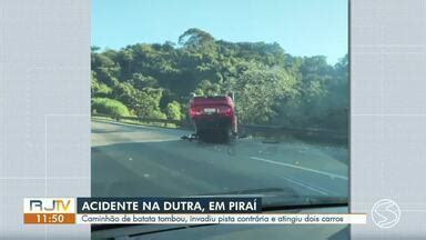 RJ1 TV Rio Sul Caminhão de batata tomba invade pista contrária e