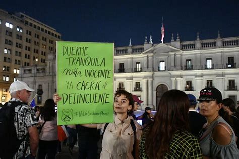 Cientos De Personas Se Manifiestan Frente A La Moneda Por Muerte Del