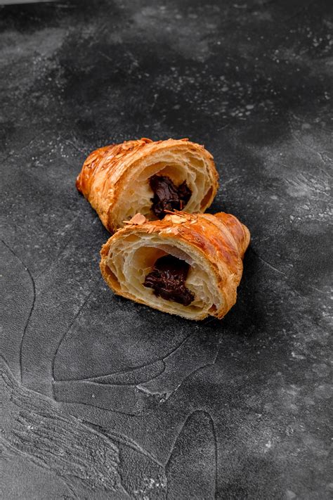 Круассан с шоколадом и орехом