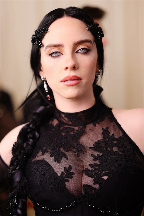 Billie Eilish Impacta Con Un Vestido Negro Transparente En La Met Gala